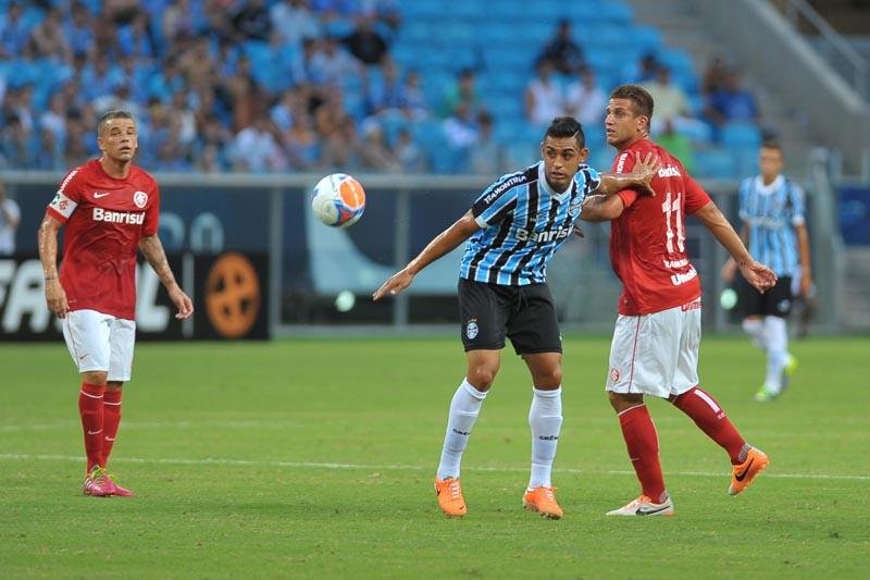 Rafael Moura (&agrave; direita) disse que gramado do Beira-Rio &eacute; melhor do que o da Arena