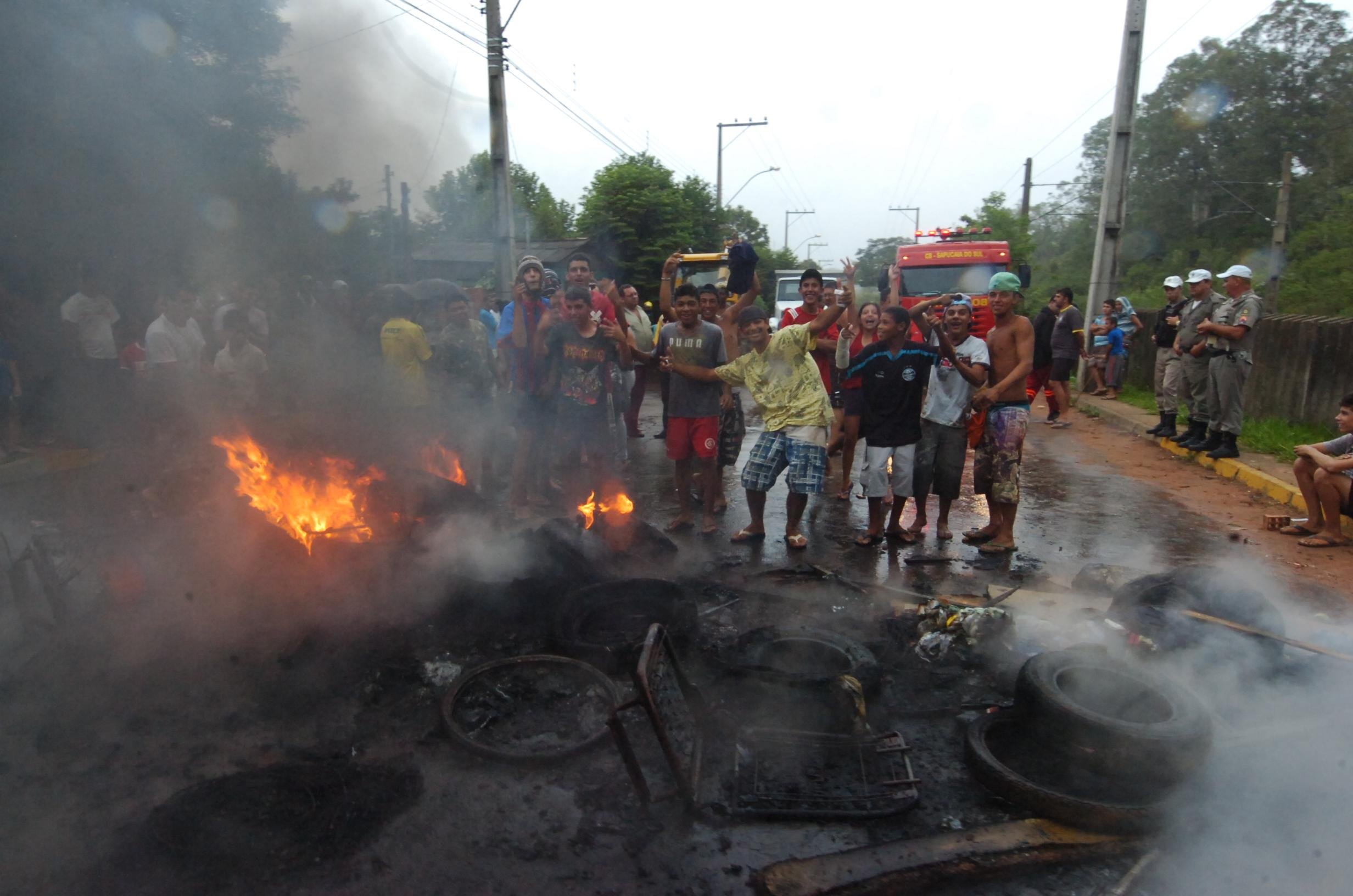 Moradores fecharam a rua queimando pneus