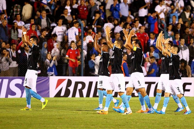 Jogadores comemoram vit&oacute;ria na estreia da Libertadores