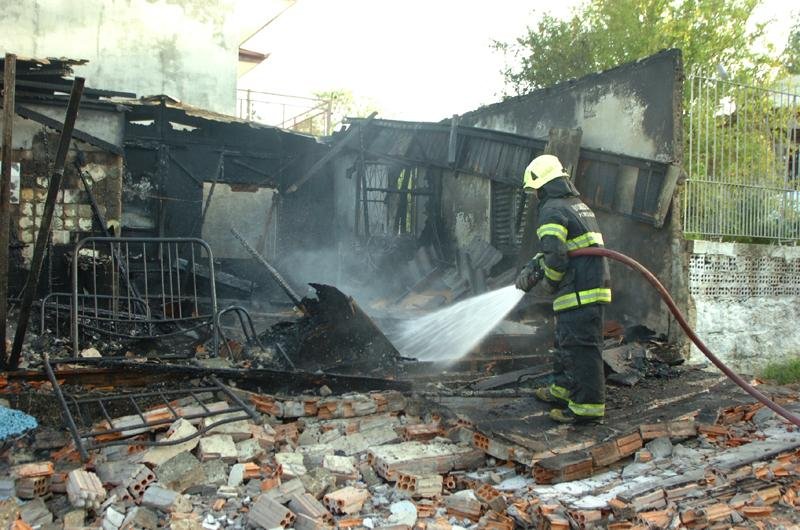 Pelo menos, duas guarni&ccedil;&otilde;es foram ao local para conter o inc&ecirc;ndio