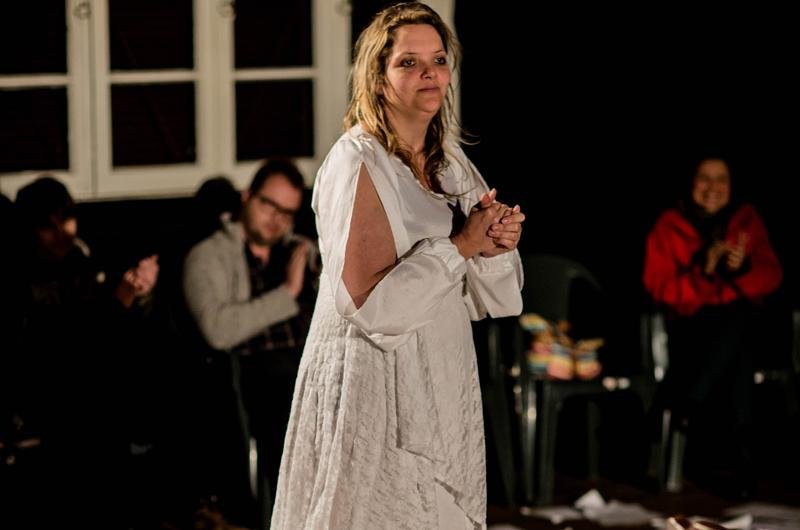 Lisiane Berti entra em cena na pe&ccedil;a &acute;Cartas de Al&eacute;m-Mar&acute;, no Teatro de Arena
