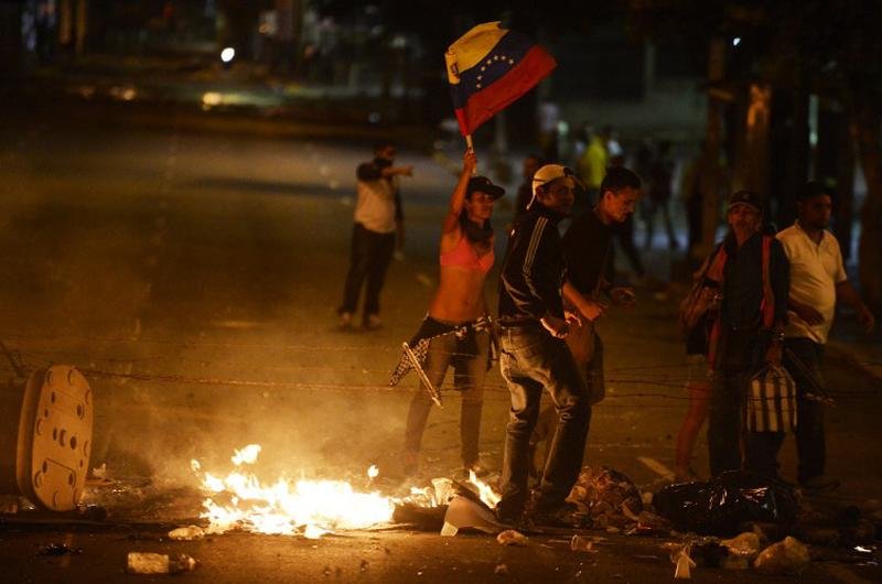 Mais de mil estudantes voltaram &agrave;s ruas de Caracas nessa sexta-feira para protestar contra o governo