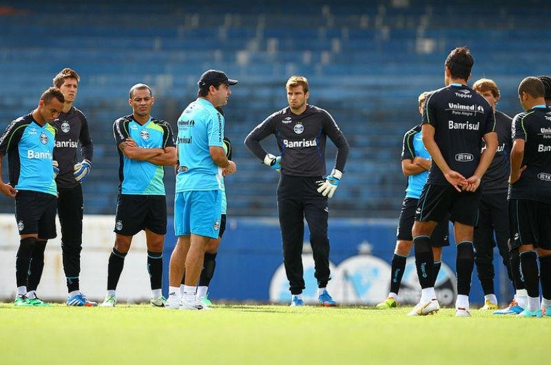 Enderson Moreira comanda treino no Ol&iacute;mpico