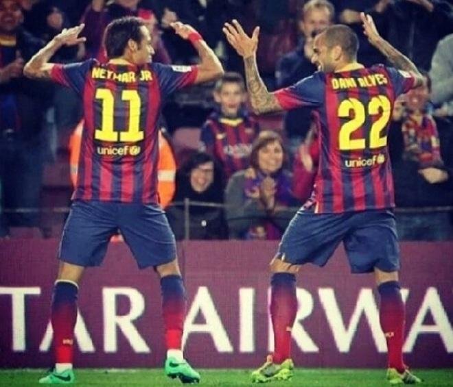 Atacante comemorou gol com Daniel Alves