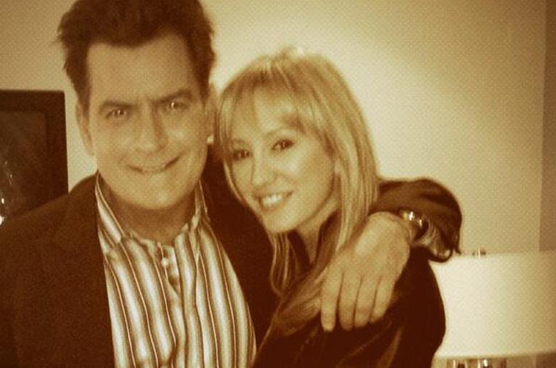 Charlie Sheen e Brett Rossi anunciaram noivado durante viagem ao Hava&iacute;