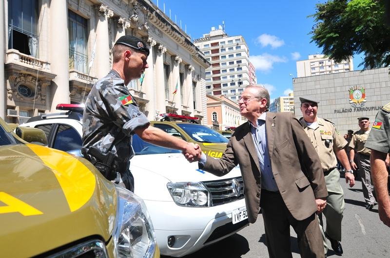 Tarso Genro entregou ve&iacute;culos aos &oacute;rg&atilde;os