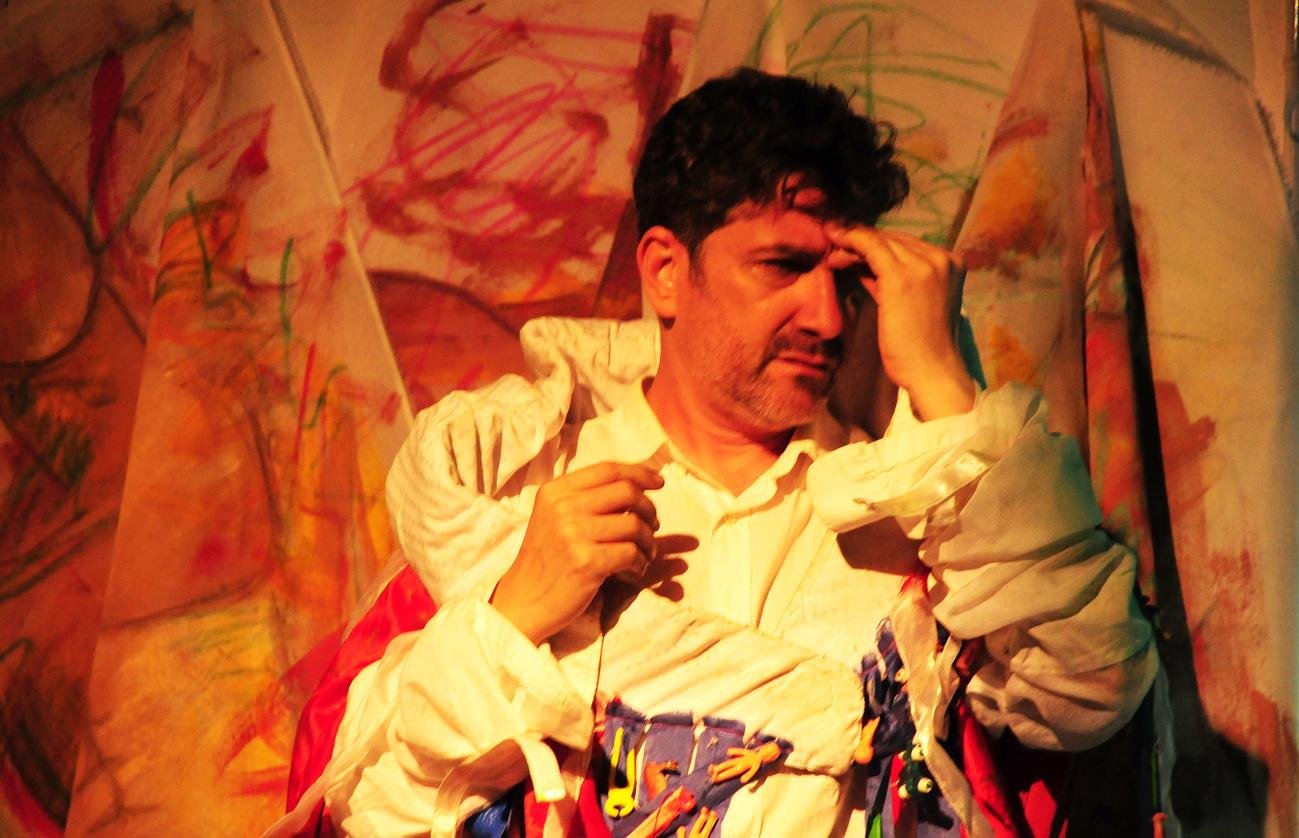 Ator Jones de Abreu interpreta o artista pl&aacute;stico Andrei  em &acute;Eros Impuro&acute; 