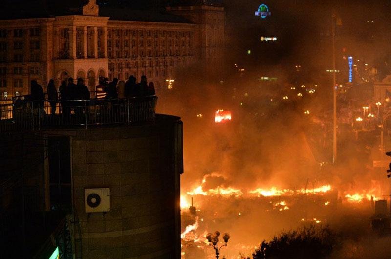 QG dos manifestantes no centro de Kiev &eacute; incendiado