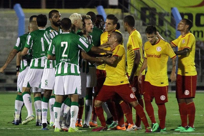 Tumulto terminou com expuls&atilde;o do colorado Fabr&iacute;cio e de Diogo, do Juventude
