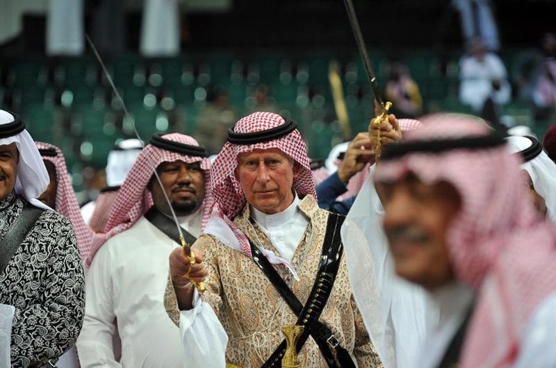 Pr&iacute;ncipe Charles participou da tradicional dan&ccedil;a da espada durante visita &agrave; Ar&aacute;bia Saudita