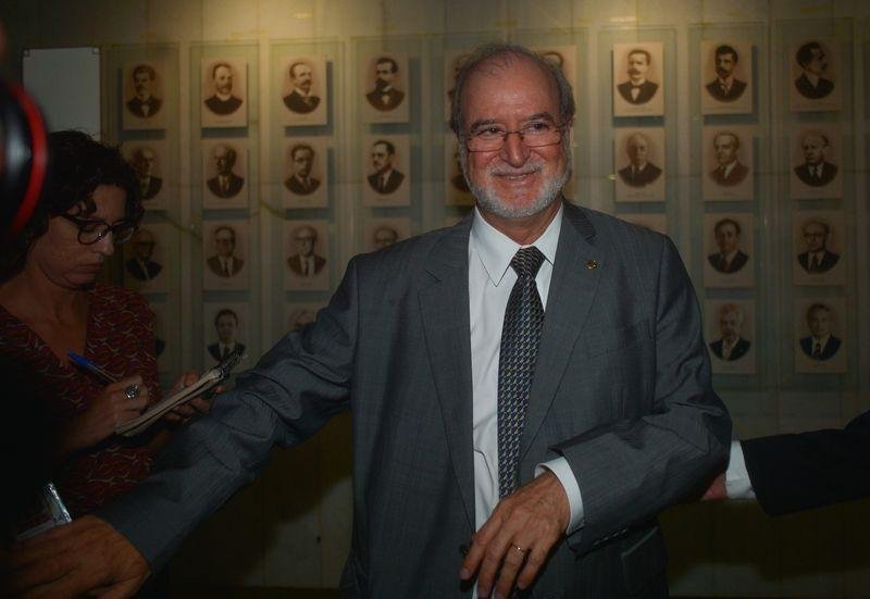 Carta de ren&uacute;ncia foi entregue pelo filho, Renato Azeredo e lida no plen&aacute;rio da C&acirc;mara