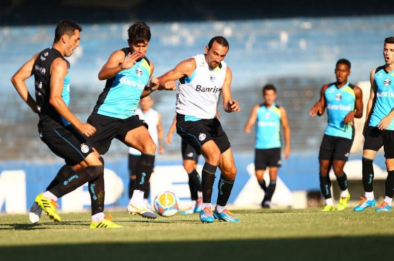 Rodolpho (E) e Barcos (D) retornam ao time