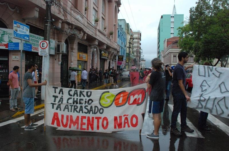 Grupo &eacute; contra o aumento da tarifa