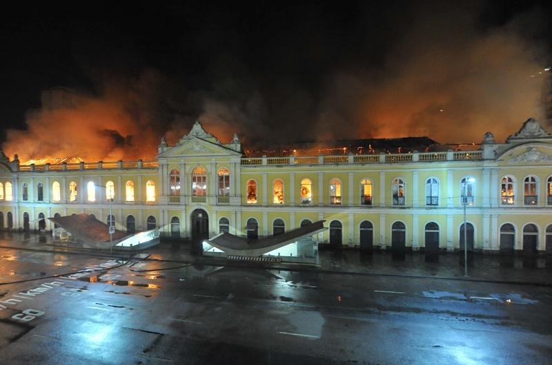 Inc&ecirc;ndio destruiu boa parte do segundo andar do Mercado