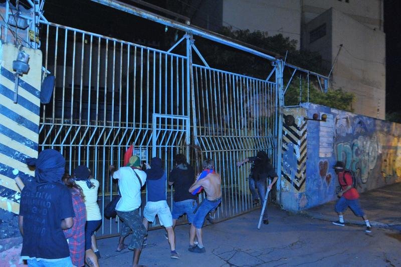 Tropa de choque precisou intervir para evitar derrubada de port&atilde;o 