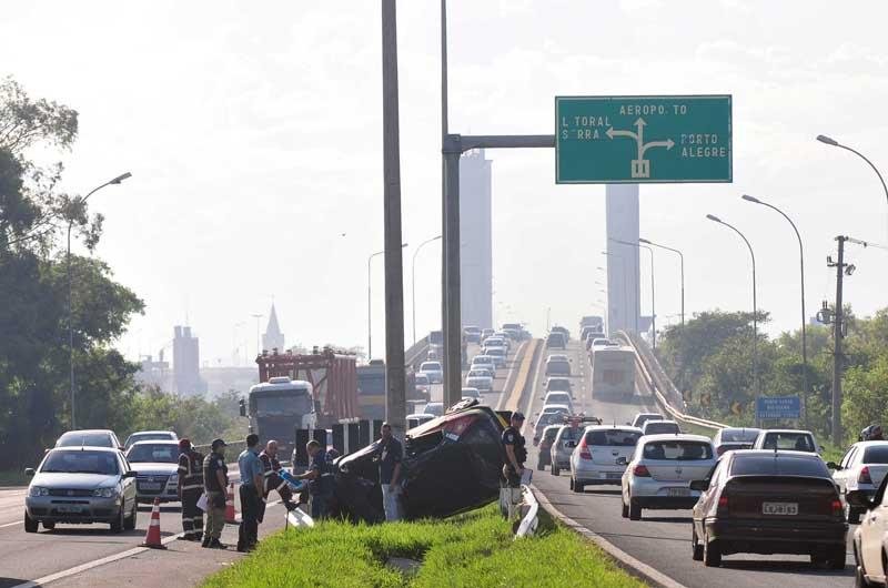 Policiais suspeitam de que ele tenha dormido ao volante ou sofrido um mal s&uacute;bito