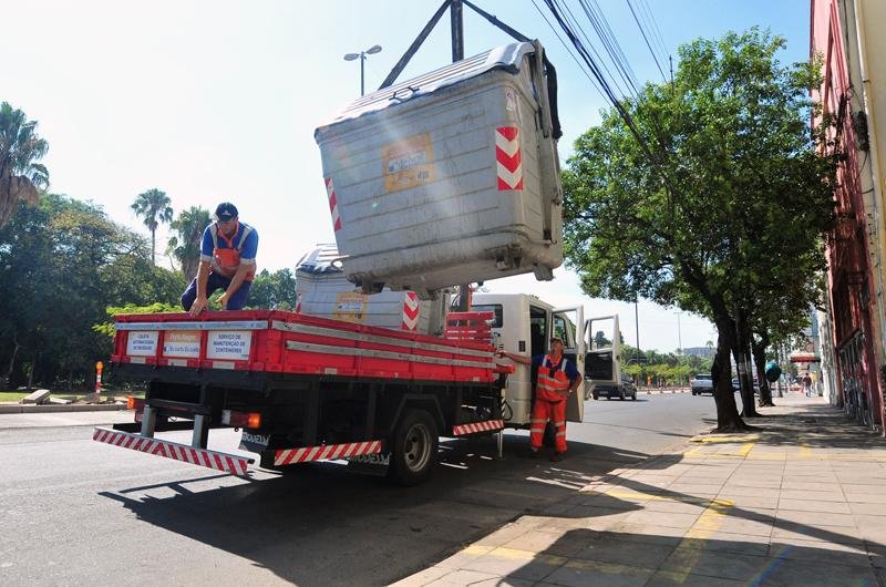 Ap&oacute;s protesto, DMLU recolocou os cont&ecirc;ineres nas ruas da Capital
