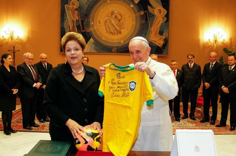 Dilma disse ao Papa que o Brasil far&aacute; uma Copa da paz e contra o racismo