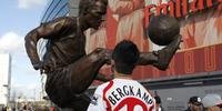 Ídolo do Arsenal, Bergkamp ganha estátua no estádio do clube
