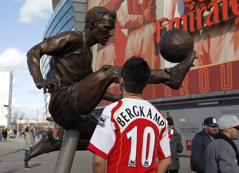 &Iacute;dolo do Arsenal, Bergkamp ganha est&aacute;tua no est&aacute;dio do clube