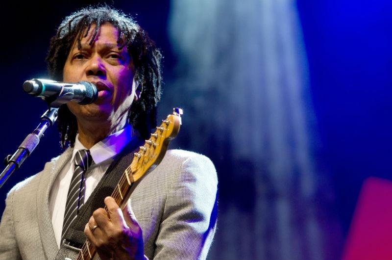 Djavan toca novos e antigos sucessos em abril