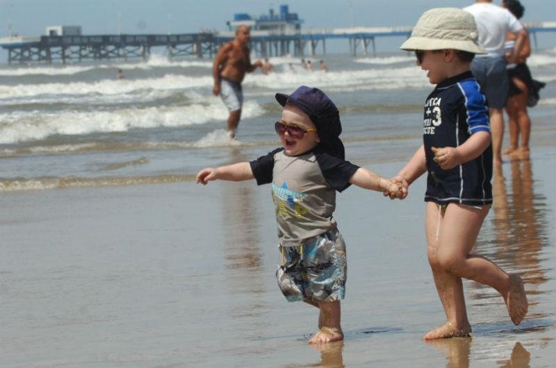 Irm&atilde;os Lucas e Pedro brincaram na beira do mar