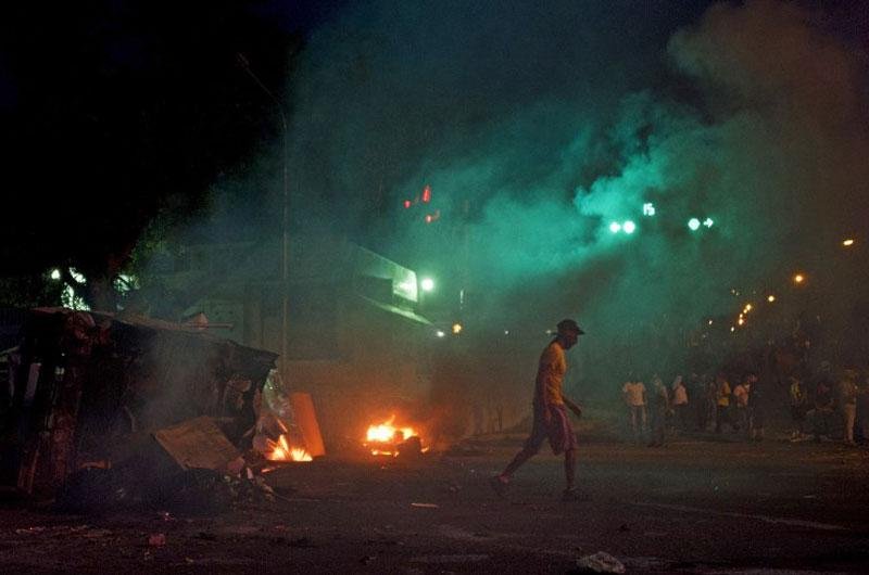 Manifestantes a favor do governo e de posi&ccedil;&atilde;o entraram em confronto no leste de Caracas