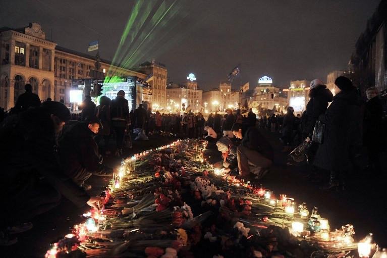 Popula&ccedil;&atilde;o acendeu velas na pra&ccedil;a da Independ&ecirc;ncia em homenagem a v&iacute;timas de confrontos
