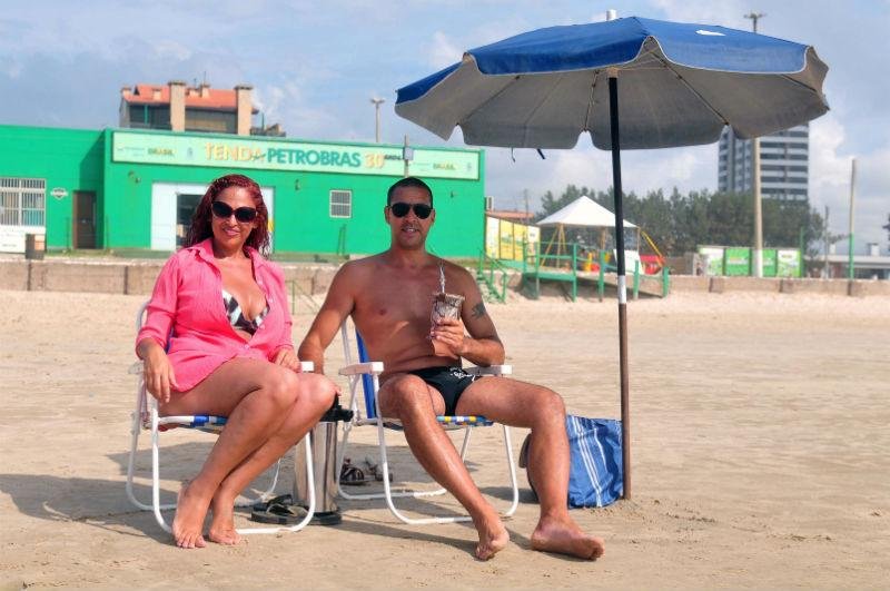 Fernanda e Paulo Bettega aproveitaram para tomar chimarr&atilde;o na praia 