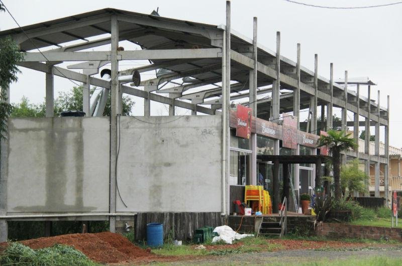 Tuf&atilde;o atingiu uma faixa de 100 metros, causando ao menos 20 destelhamentos 