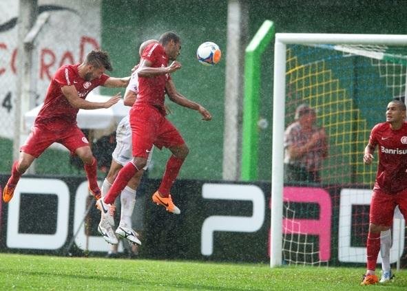 Bola a&eacute;rea &eacute; arma ofensiva, mas problema defensivo