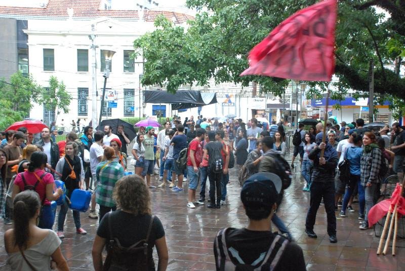 Dezenas de manifestantes percorreram as ruas centrais reclamando das condi&ccedil;&otilde;es do transporte p&uacute;blico