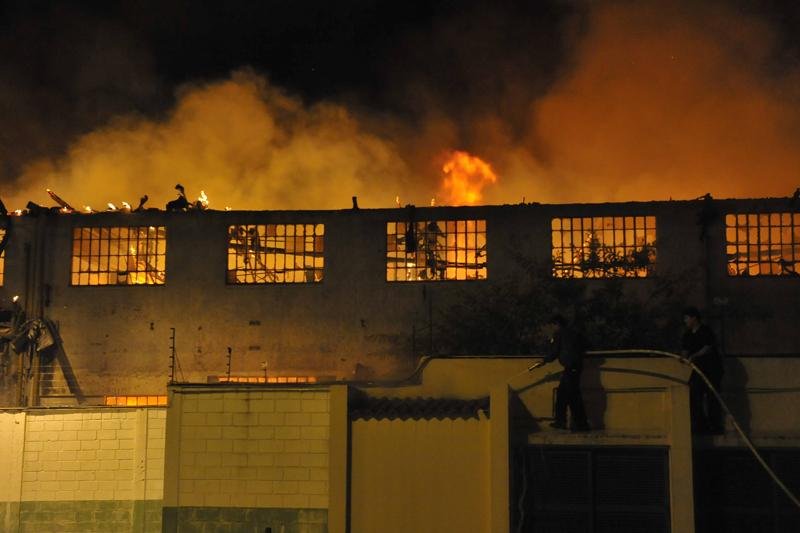Telhado do pr&eacute;dio come&ccedil;ou a desmoronar por volta das 20h30min 