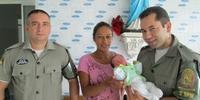Soldados Evandro Paim e Jack Barcelos visitaram ontem a mãe e o bebê