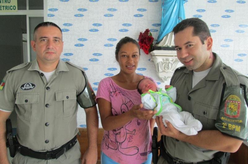 Soldados Evandro Paim e Jack Barcelos visitaram ontem a m&atilde;e e o beb&ecirc;