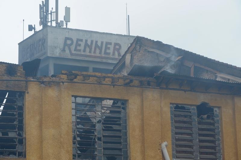 Corpora&ccedil;&atilde;o ainda combate pequenos focos na empresa Feltros Renner, o que deve ocorrer durante todo o dia