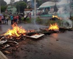 Moradores queimam m&oacute;veis em protesto devido a novos alagamentos em NH