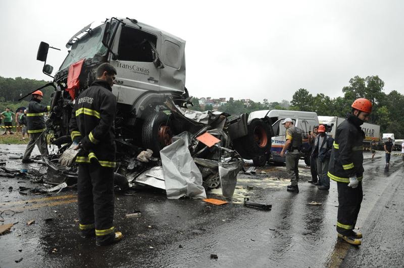 Colis&atilde;o entre quatro ve&iacute;culos causa duas mortes em Caxias do Sul