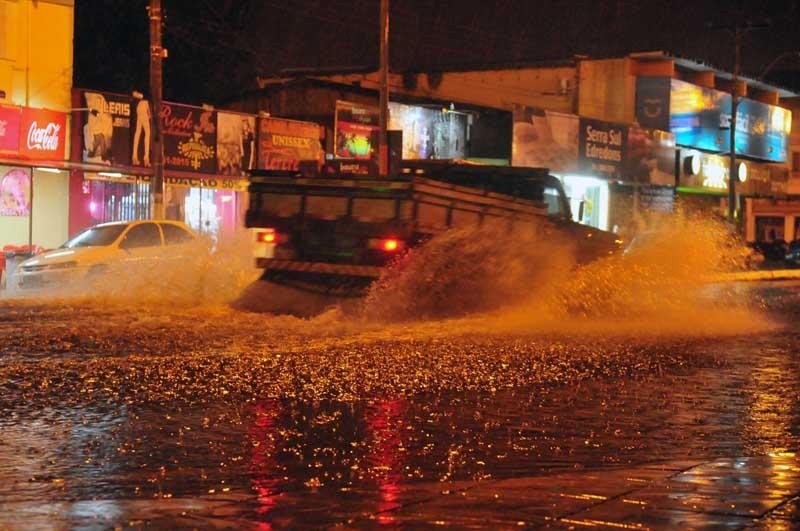 Ruas de Tramanda&iacute; e Imb&eacute; ficaram completamente inundadas, deixando carros ilhados
