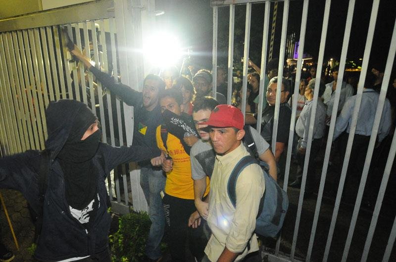 Os manifestantes seguiram com gritos de ordem ap&oacute;s a decis&atilde;o