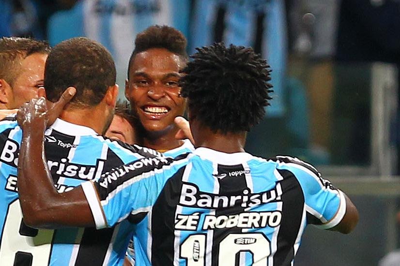 Meia foi consultado e aconselhou lateral trocar o Gr&ecirc;mio pensando em se mudar definitivamente