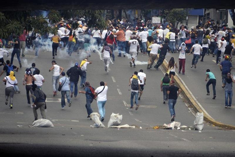 Manifestantes protestam contra o governo de N&iacute;colas Maduro