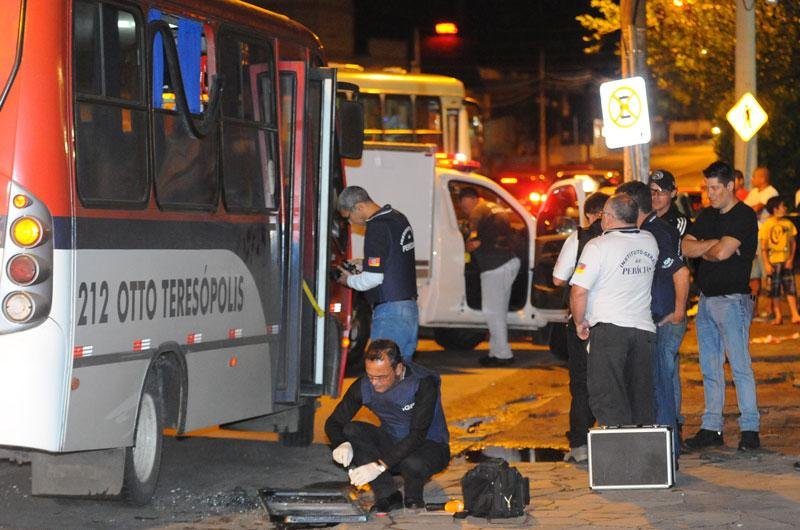 Dupla armada disparou duas vezes contra a v&iacute;tima na frente dos passageiros