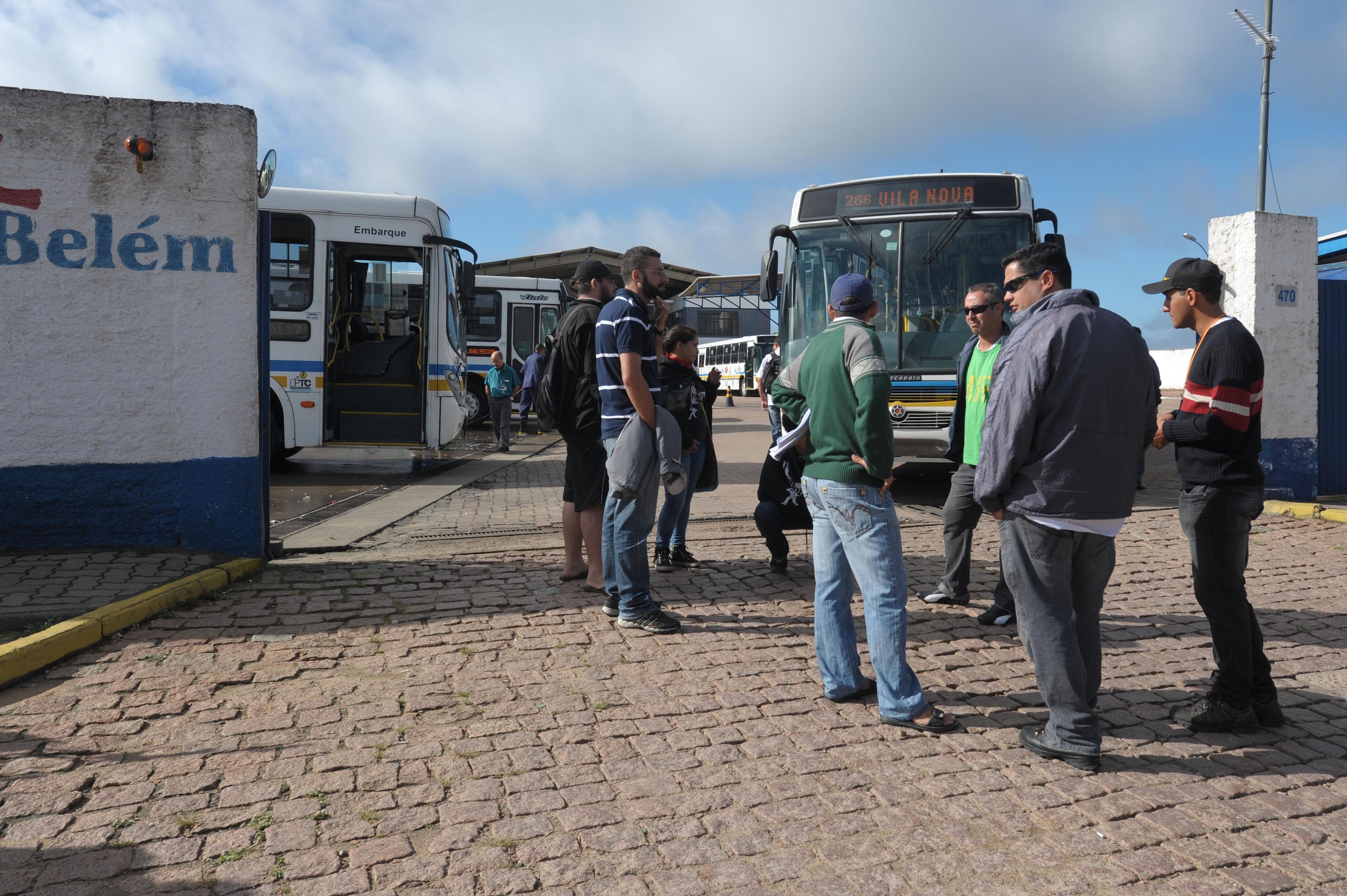 Grupo se manifesta contra a demiss&atilde;o de dois trabalhadores como retalia&ccedil;&atilde;o pela greve de janeiro
