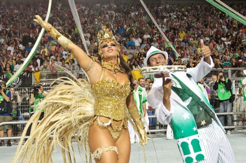 Viviane Ara&uacute;jo &eacute; rainha de bateria da Acad&ecirc;micos do Salgueiro e da Mancha Verde