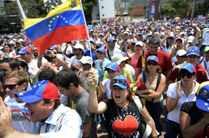  "Temos at&eacute; o momento 17 mortos e 261 feridos", declarou a procuradora-geral Luisa Ortega Diaz