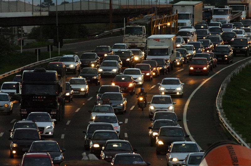 Fluxo come&ccedil;ou a se intensificar na freeway, onde s&atilde;o esperados 67 mil ve&iacute;culos nesta sexta 