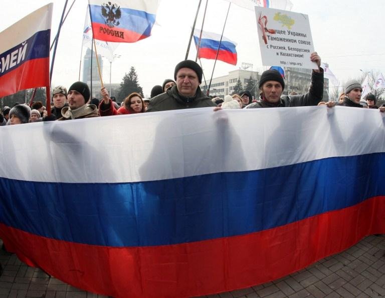 Milhares de pessoas protestam contra novo governo da Ucr&acirc;nia em Donetsk