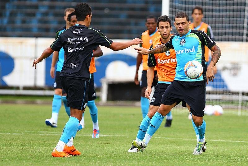 Edinho estar&aacute; em campo contra o S&atilde;o Paulo