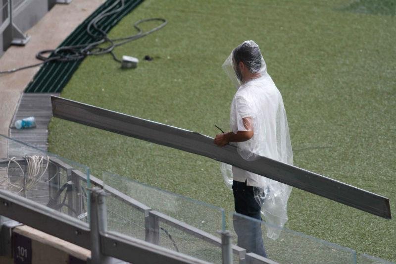 Calhas ca&iacute;ram no gramado e na arquibancada do est&aacute;dio